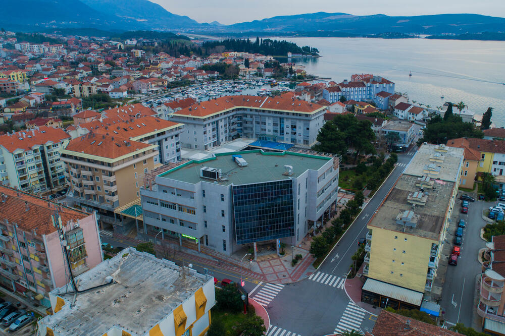 Zgrada Opštine u centru Tivta, Foto: SZS Tivat