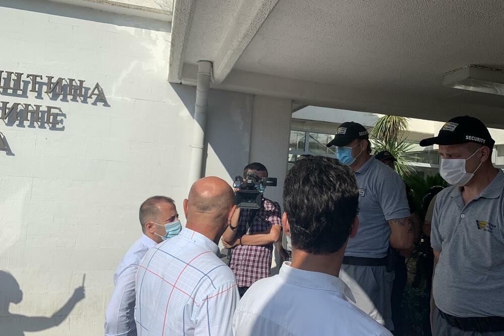 Carević ispreed zgrade Opštine, Foto: Vuk Lajović