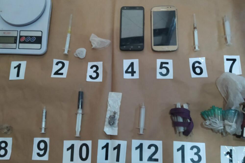 Oduzeta droga, telefoni i vaga za precizno mjerenje, Foto: Uprava policije