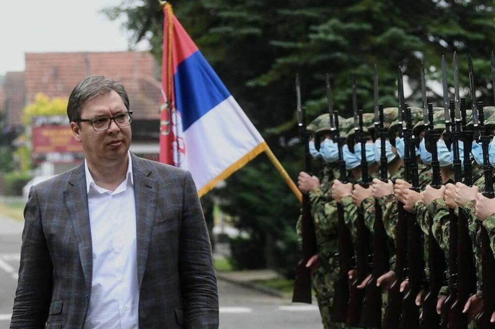 Vučić tokom obilaska u kasarni "Boško Palkovljević Pinki" u Sremskoj Mitrovici, Foto: Facebook/Aleksandar Vučić