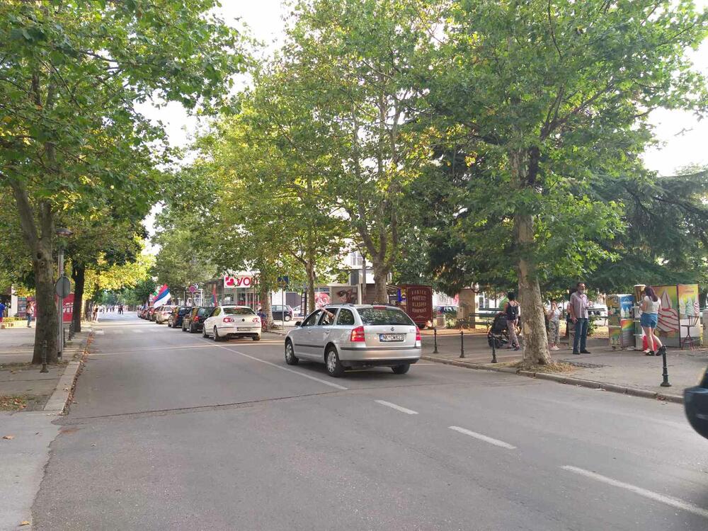 <p>Nakon što su vjerska okupljanja zabranjena odlukom NKT zbog pogoršane epidemiološke situacije u Crnoj Gori zbog koronavirusa, građani protest protiv Zakona o slobodi vjeroispovijesti ispoljavaju na ovaj način</p>