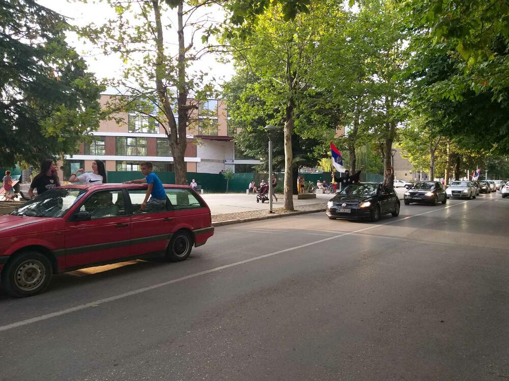 <p>Nakon što su vjerska okupljanja zabranjena odlukom NKT zbog pogoršane epidemiološke situacije u Crnoj Gori zbog koronavirusa, građani protest protiv Zakona o slobodi vjeroispovijesti ispoljavaju na ovaj način</p>