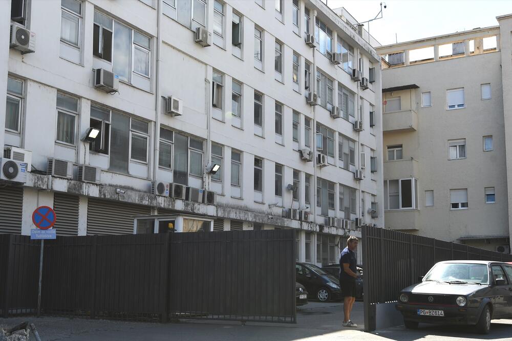 Nova ograda iza zgrade Državnog tužilaštva, Foto: Savo Prelević