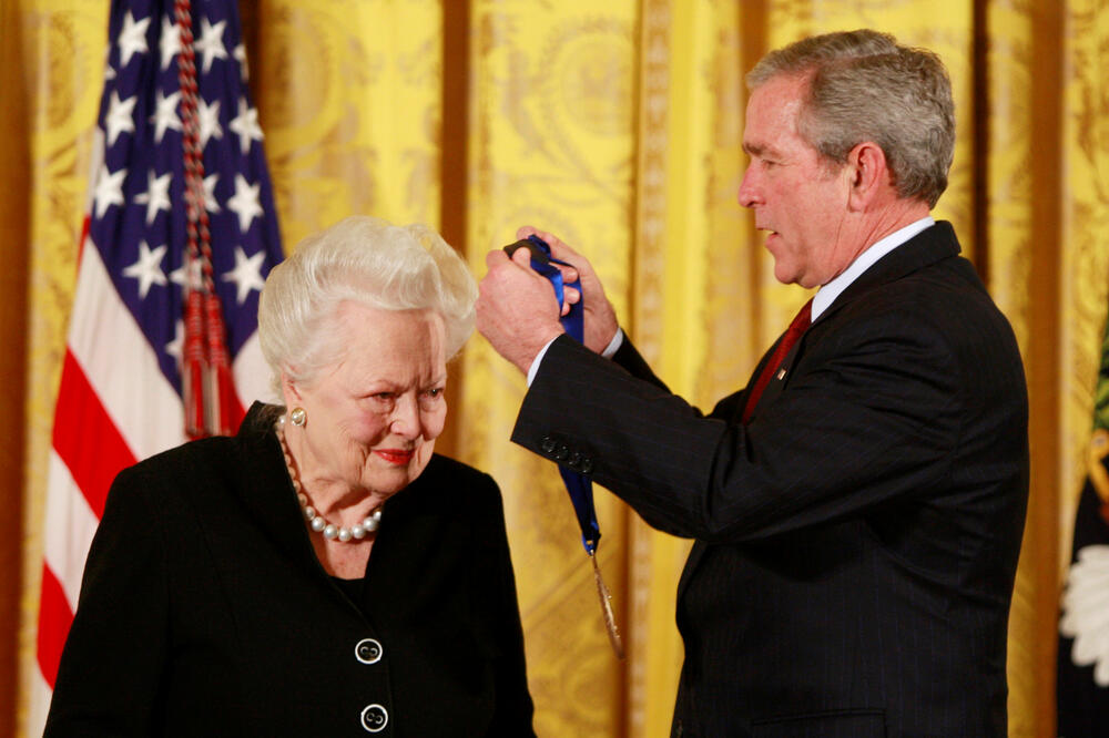 Olivija de Havilend dobila je 2008. medalju za umjetnost od tadašnjeg američkog predsjednika Džordža Buša mlađeg, Foto: Reuters
