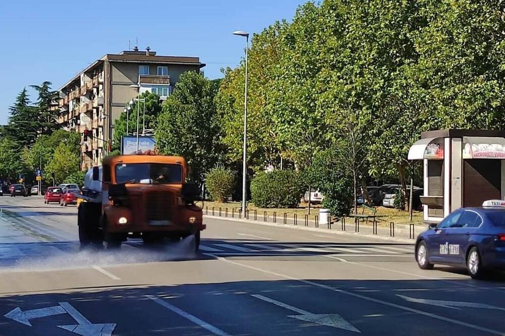 Dezinfekcija jedne od podgorićkih ulica, Foto: Glavni grad Podgorica