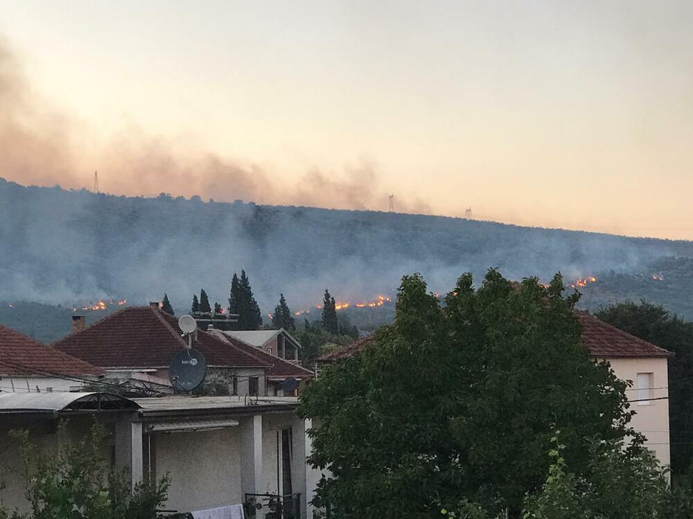 <p>"Velje Brdo čitavo gori kao šibica. Ne ostade ni travke, ni žbuna. Crnogorski patriotizam na djelu. Čuvanje prirode, zalog za buduće generacije. .. Sto ne mogu da izbetoniraju, to zapale...", kazao je Podgoričanin Petar Kraljević</p>
