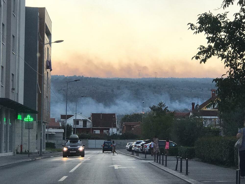 <p>"Velje Brdo čitavo gori kao šibica. Ne ostade ni travke, ni žbuna. Crnogorski patriotizam na djelu. Čuvanje prirode, zalog za buduće generacije. .. Sto ne mogu da izbetoniraju, to zapale...", kazao je Podgoričanin Petar Kraljević</p>