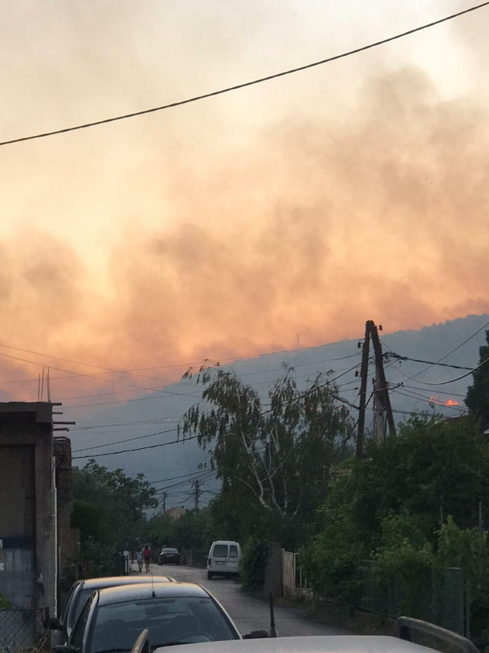 <p>"Velje Brdo čitavo gori kao šibica. Ne ostade ni travke, ni žbuna. Crnogorski patriotizam na djelu. Čuvanje prirode, zalog za buduće generacije. .. Sto ne mogu da izbetoniraju, to zapale...", kazao je Podgoričanin Petar Kraljević</p>