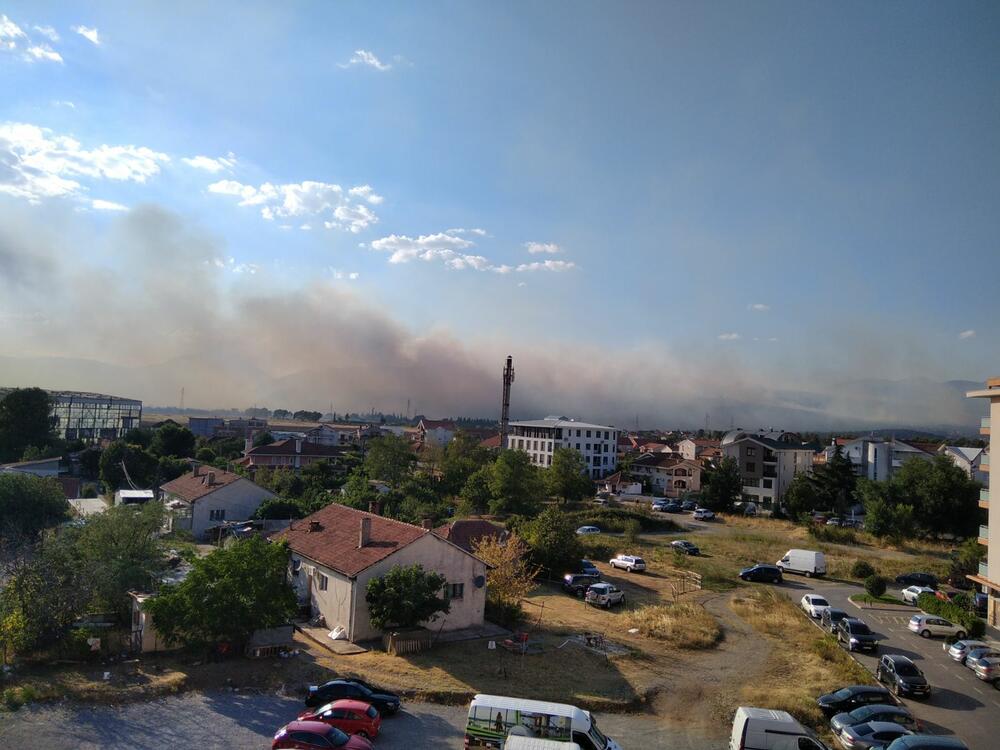<p>"Velje Brdo čitavo gori kao šibica. Ne ostade ni travke, ni žbuna. Crnogorski patriotizam na djelu. Čuvanje prirode, zalog za buduće generacije. .. Sto ne mogu da izbetoniraju, to zapale...", kazao je Podgoričanin Petar Kraljević</p>