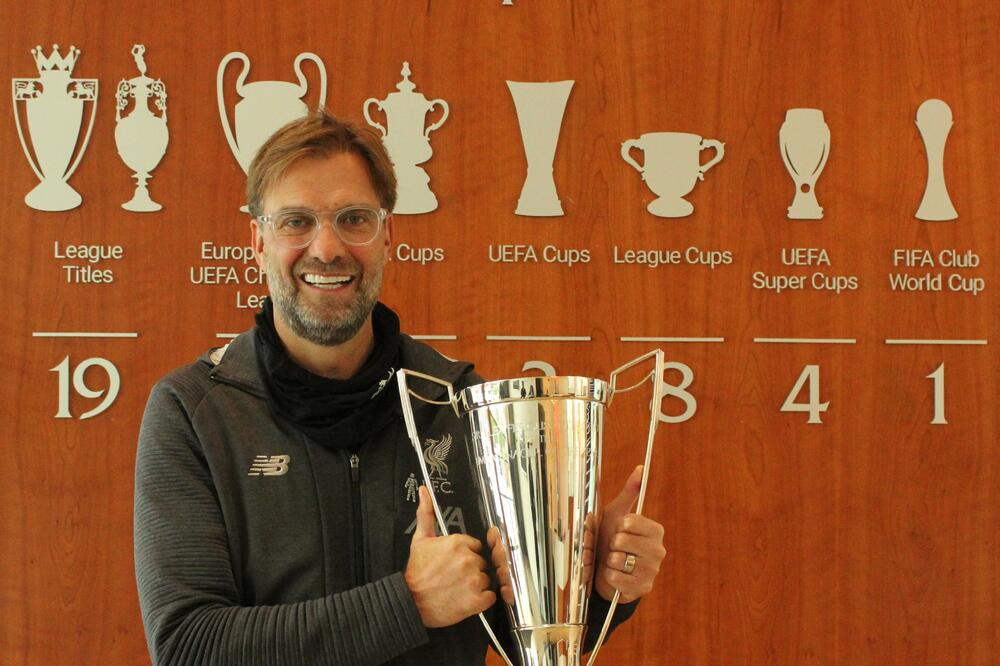 Klop sa trofejom Ser Aleks Ferguson, Foto: AP