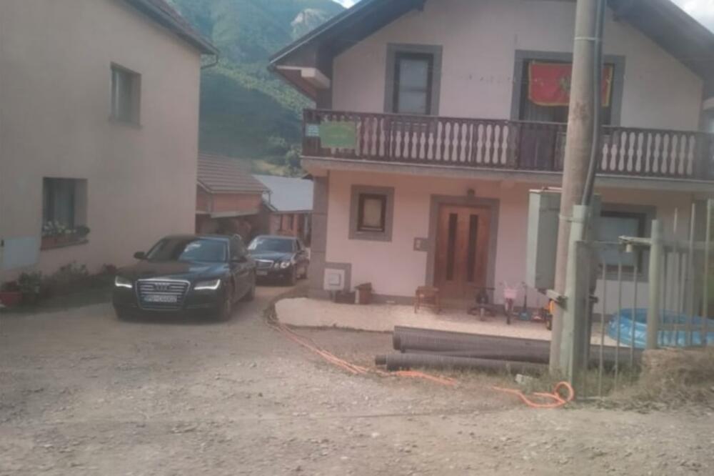 Brajović službenim autom juče u posjeti bivšem predsjedniku odbora, Foto: Privatna arhiva