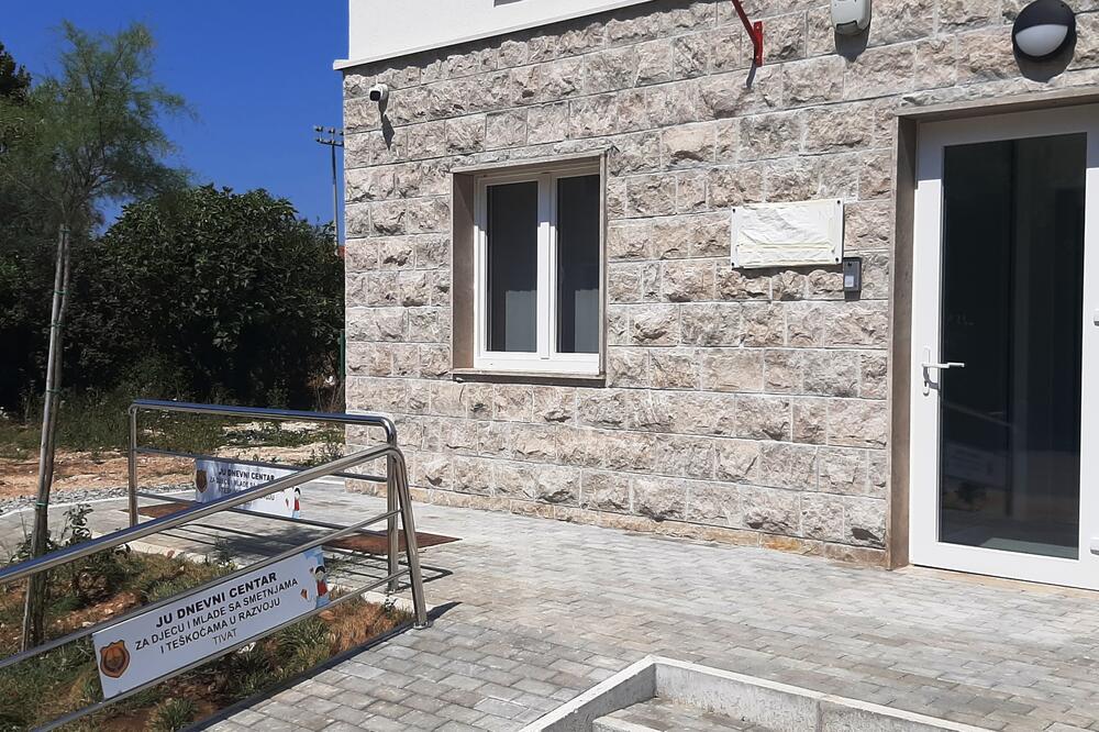 Vrata zaključana, tabla prekrivena: Ulaz u JU Dnevni centar, Foto: Siniša Luković