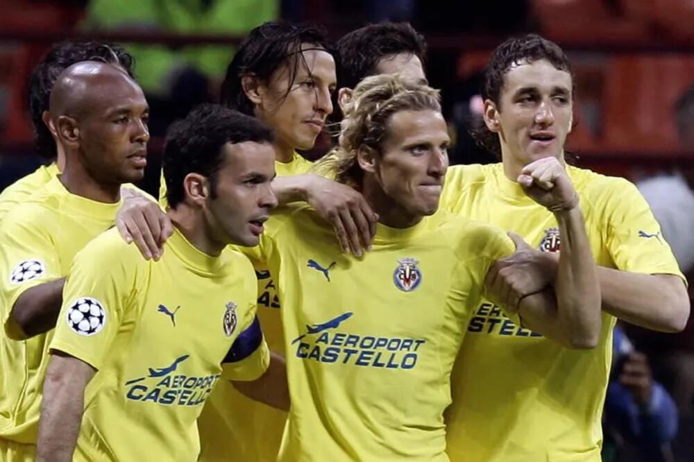 Forlan okružen saigračima, Foto: Twitter