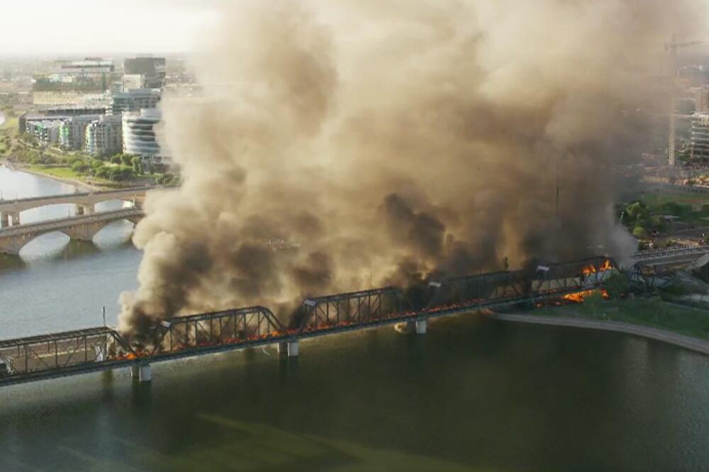 Požar na mostu, Foto: Tviter