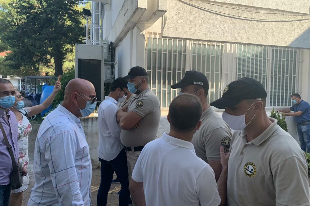 Carević jutros ispred Opštine, Foto: Vuk Lajović