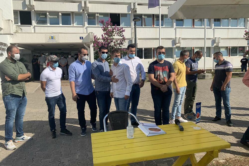 Danas ispred zgrade SO Budva, Foto: Vuk Lajović