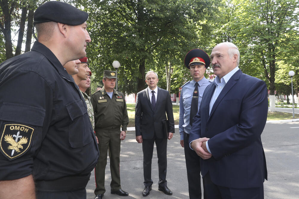 Lukašenko prilikom posjete specijalnim policijskim snagama u Minsku, Foto: AP