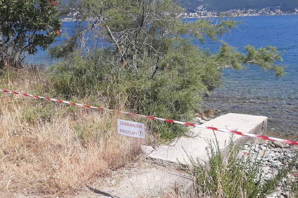 Trake kojima se zabranjuje pristup obali, Foto: Siniša Luković