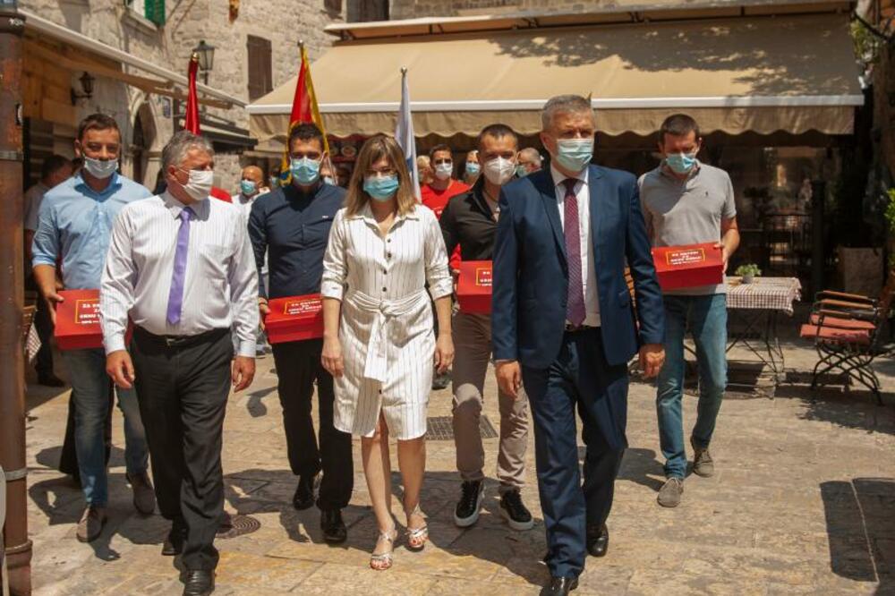 Sa predaje liste, Foto: DPS