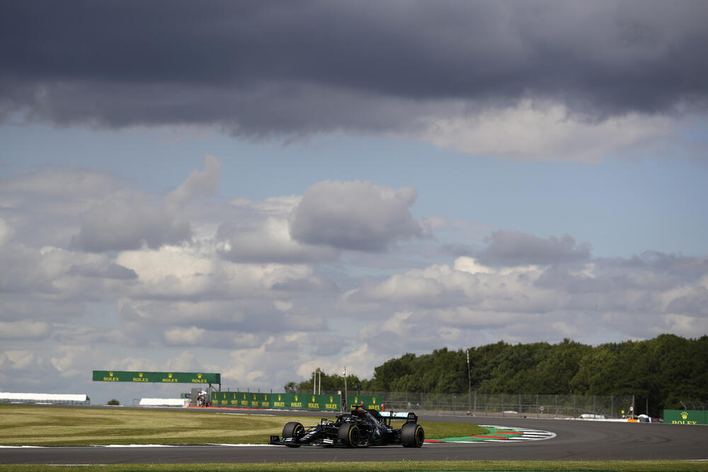 Hamilton na stazi u Silverstonu, Foto: AP