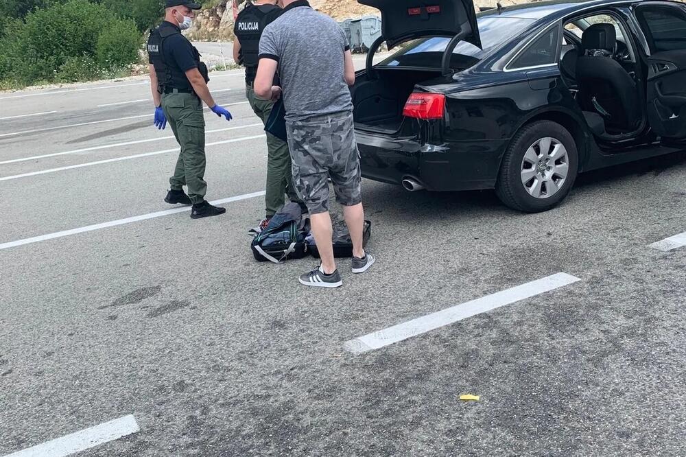 Pretresanje vozila, Foto: Demokratski front