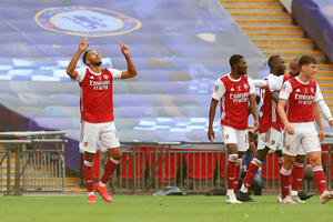 Arsenal trofejom spasao sezonu: Obamejang srušio Čelsi i odveo...