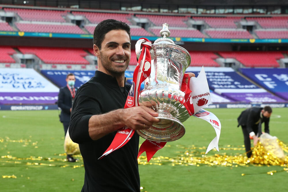 Arteta sa peharom, Foto: REUTERS
