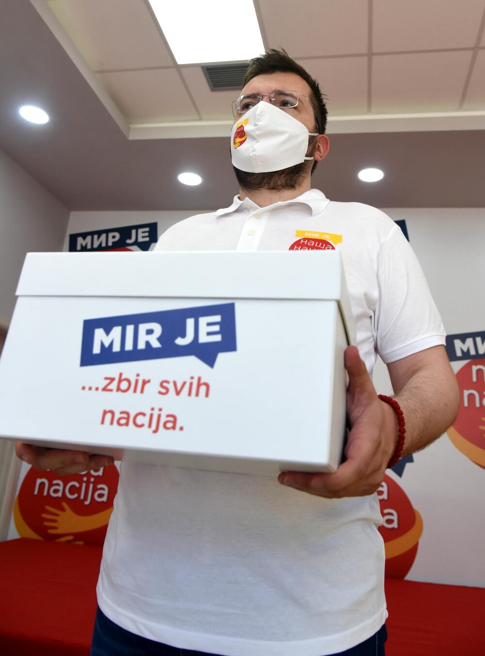 <p>"Naša izborna lista na kojoj je 9 doktora, 6 magistara, 82 odsto visokoškolaca, preko 50 odsto novih lica, preko 40 odsto mladih ljudi, jeste spoj mladosti i iskustva, spoj različitih profesija, spoj različitih vjerskih i nacionalnih opredjeljenja kakav treba Crnoj Gori", rekao je Bečić</p>