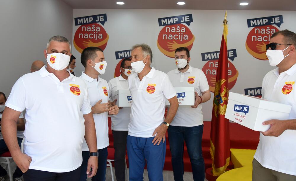 <p>"Naša izborna lista na kojoj je 9 doktora, 6 magistara, 82 odsto visokoškolaca, preko 50 odsto novih lica, preko 40 odsto mladih ljudi, jeste spoj mladosti i iskustva, spoj različitih profesija, spoj različitih vjerskih i nacionalnih opredjeljenja kakav treba Crnoj Gori", rekao je Bečić</p>