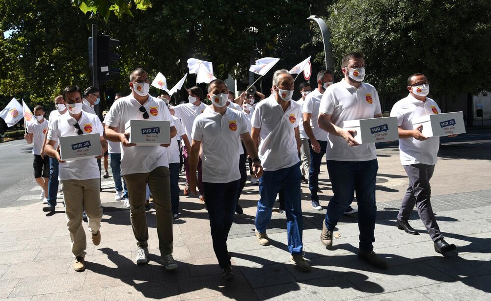 <p>"Naša izborna lista na kojoj je 9 doktora, 6 magistara, 82 odsto visokoškolaca, preko 50 odsto novih lica, preko 40 odsto mladih ljudi, jeste spoj mladosti i iskustva, spoj različitih profesija, spoj različitih vjerskih i nacionalnih opredjeljenja kakav treba Crnoj Gori", rekao je Bečić</p>