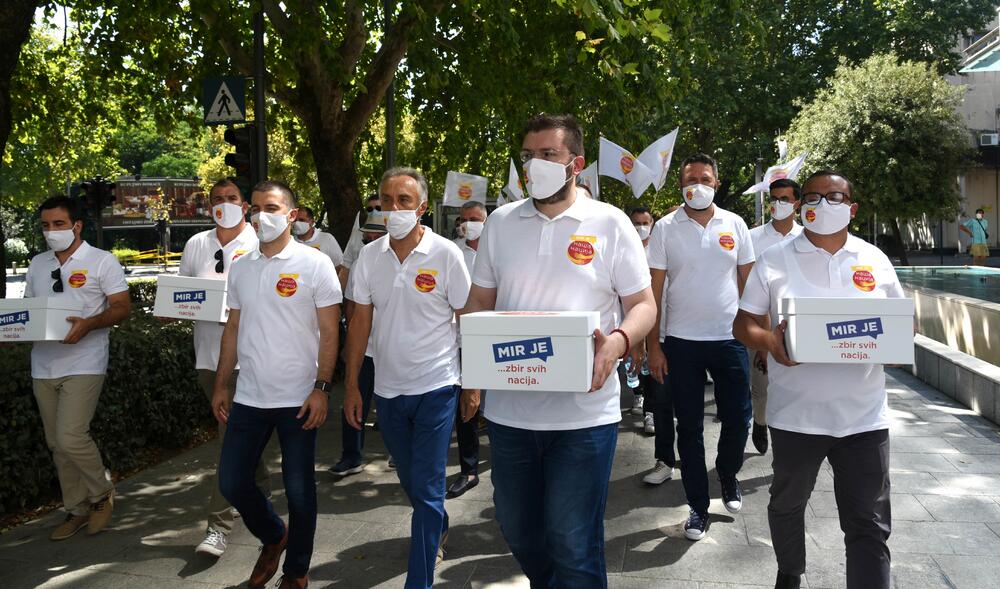 <p>"Naša izborna lista na kojoj je 9 doktora, 6 magistara, 82 odsto visokoškolaca, preko 50 odsto novih lica, preko 40 odsto mladih ljudi, jeste spoj mladosti i iskustva, spoj različitih profesija, spoj različitih vjerskih i nacionalnih opredjeljenja kakav treba Crnoj Gori", rekao je Bečić</p>