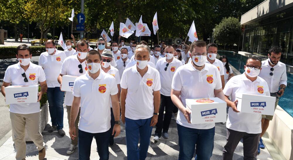 <p>"Naša izborna lista na kojoj je 9 doktora, 6 magistara, 82 odsto visokoškolaca, preko 50 odsto novih lica, preko 40 odsto mladih ljudi, jeste spoj mladosti i iskustva, spoj različitih profesija, spoj različitih vjerskih i nacionalnih opredjeljenja kakav treba Crnoj Gori", rekao je Bečić</p>