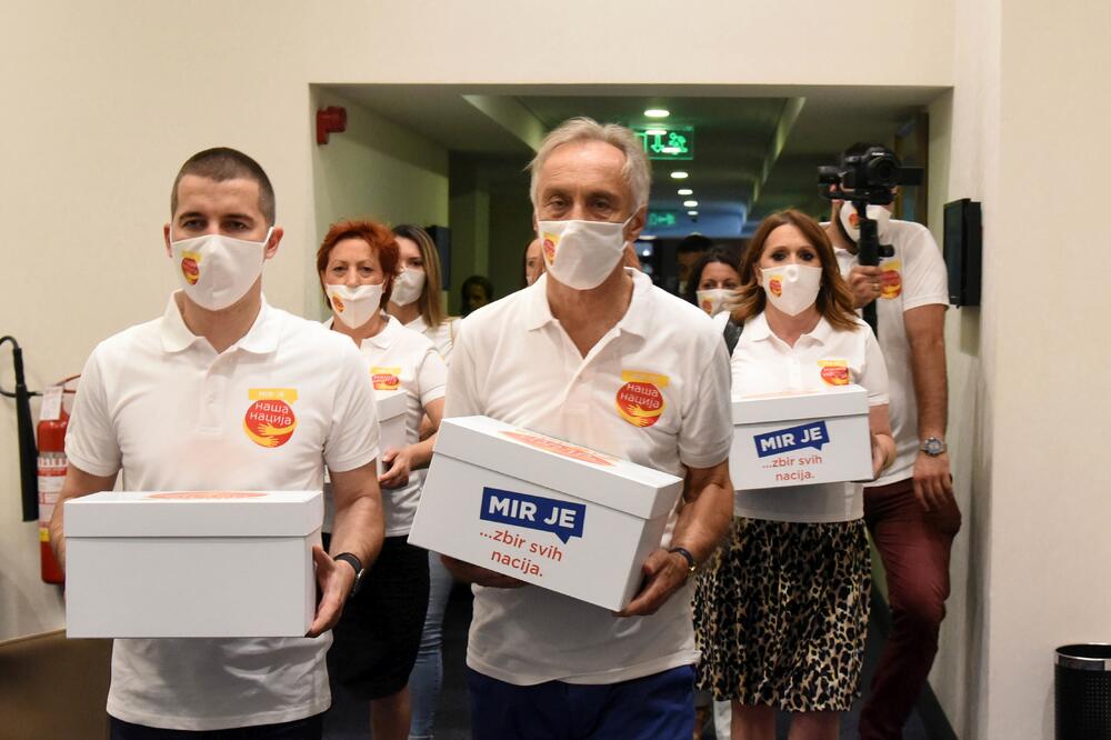 <p>"Naša izborna lista na kojoj je 9 doktora, 6 magistara, 82 odsto visokoškolaca, preko 50 odsto novih lica, preko 40 odsto mladih ljudi, jeste spoj mladosti i iskustva, spoj različitih profesija, spoj različitih vjerskih i nacionalnih opredjeljenja kakav treba Crnoj Gori", rekao je Bečić</p>