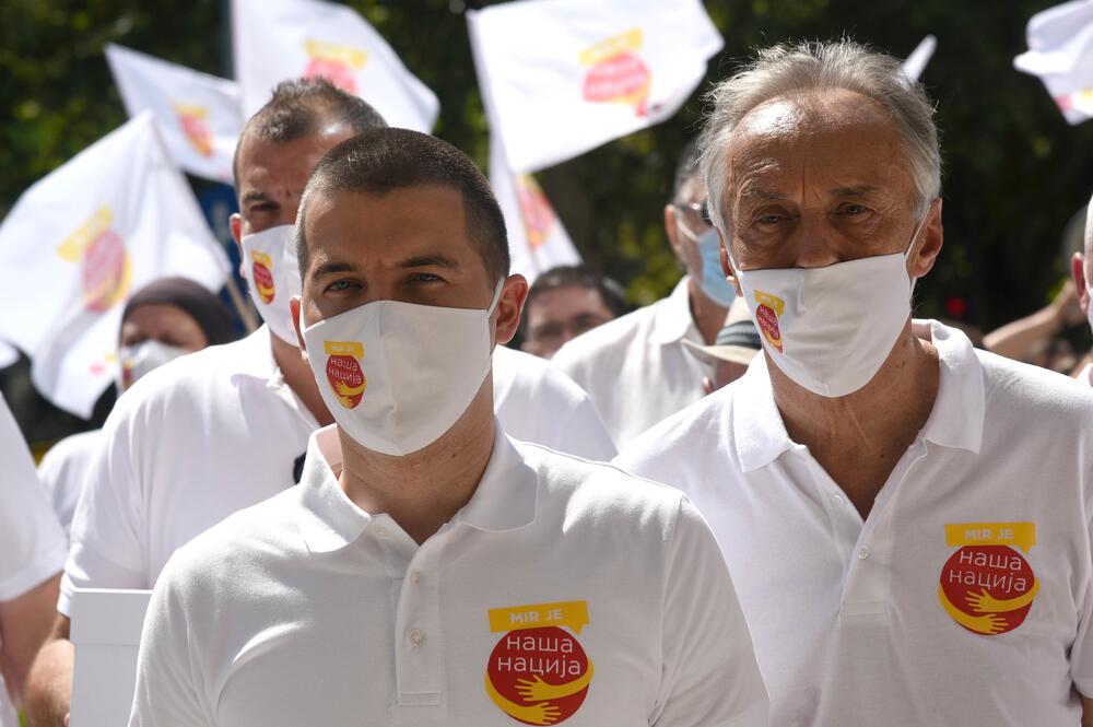 <p>"Naša izborna lista na kojoj je 9 doktora, 6 magistara, 82 odsto visokoškolaca, preko 50 odsto novih lica, preko 40 odsto mladih ljudi, jeste spoj mladosti i iskustva, spoj različitih profesija, spoj različitih vjerskih i nacionalnih opredjeljenja kakav treba Crnoj Gori", rekao je Bečić</p>