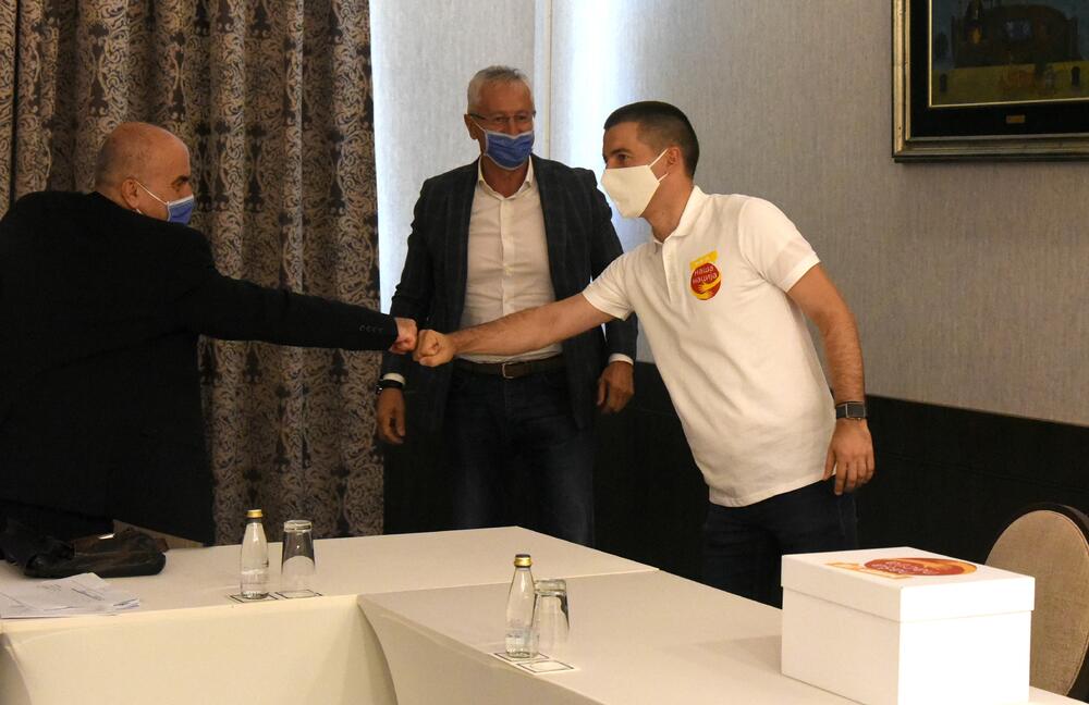 <p>"Naša izborna lista na kojoj je 9 doktora, 6 magistara, 82 odsto visokoškolaca, preko 50 odsto novih lica, preko 40 odsto mladih ljudi, jeste spoj mladosti i iskustva, spoj različitih profesija, spoj različitih vjerskih i nacionalnih opredjeljenja kakav treba Crnoj Gori", rekao je Bečić</p>