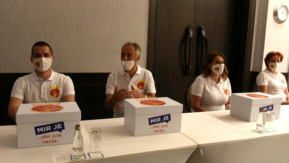 <p>"Naša izborna lista na kojoj je 9 doktora, 6 magistara, 82 odsto visokoškolaca, preko 50 odsto novih lica, preko 40 odsto mladih ljudi, jeste spoj mladosti i iskustva, spoj različitih profesija, spoj različitih vjerskih i nacionalnih opredjeljenja kakav treba Crnoj Gori", rekao je Bečić</p>