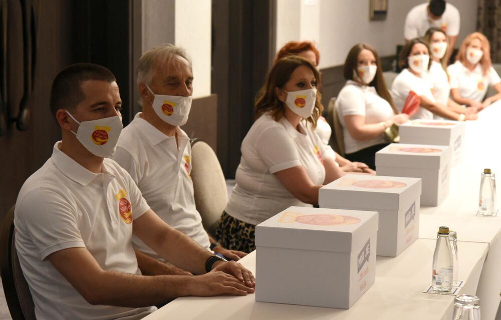 <p>"Naša izborna lista na kojoj je 9 doktora, 6 magistara, 82 odsto visokoškolaca, preko 50 odsto novih lica, preko 40 odsto mladih ljudi, jeste spoj mladosti i iskustva, spoj različitih profesija, spoj različitih vjerskih i nacionalnih opredjeljenja kakav treba Crnoj Gori", rekao je Bečić</p>