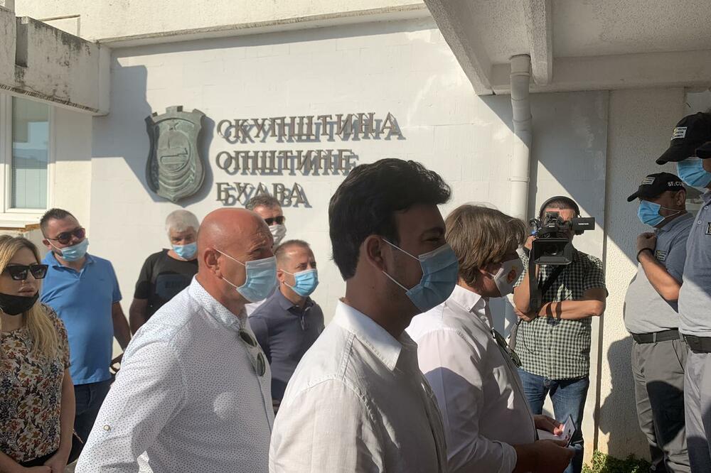 Jvanović Carević i Radović jutros ispred zgrade Opštine Budva, Foto: Vuk Lajović