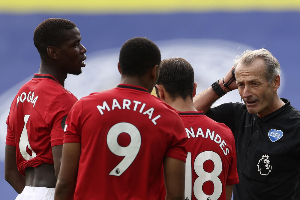 Sudija Etkinson sa fudbalerima Mančester junajteda, Foto: AP