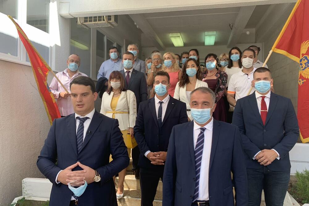 Sa predaje liste u Budvi, Foto: Vuk Lajović