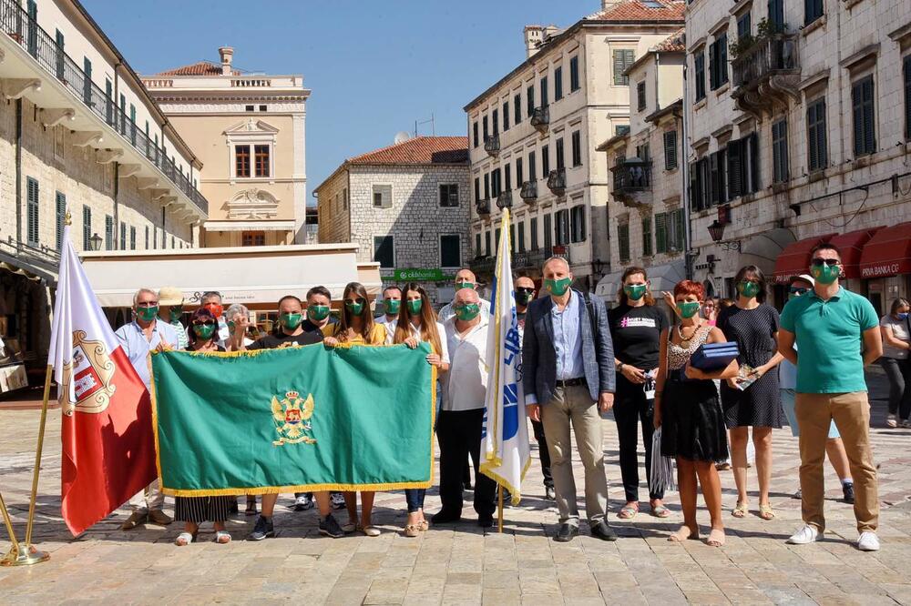 Sa predaje liste, Foto: Liberalna partija