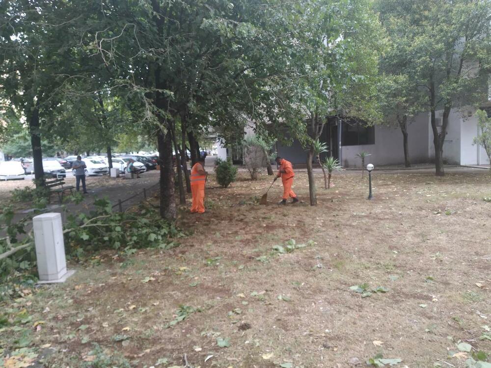<p>"S obzirom na klimatske promjene i sve veće zagrijavanje atmosfere time i više energije u vazduhu, oluje će biti jače i destruktivnije, a ovi prizori češći"</p>