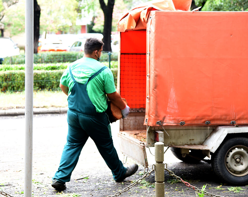 <p>Veliko nevrijeme zahvatilo je sinoć Podgoricu. </p>  <p>Oluja je pričinila veliku štetu - poplavljene su bile ulice, u pojedinim dijelovima grada je voda ušla i u podrume i poslovne prostore u suterenu, a vjetar je na dosta lokacija polomio drveće.</p>  <p>Pogledajte fotografije koje je zailježio fotoreporter "Vijesti", Luka Zeković.</p>