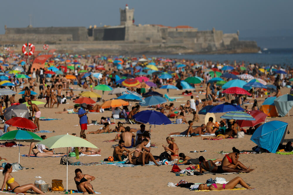 Plaža Karkaveloš blizu Lisabona sredinom jula
