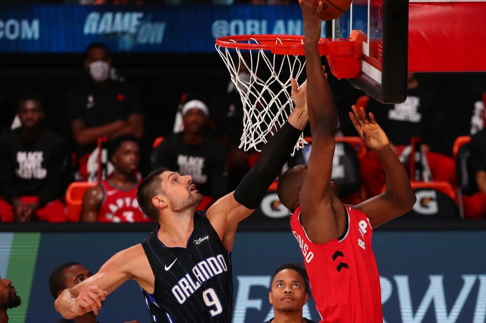 Vučević u duelu sa Ibakom, Foto: Reuters