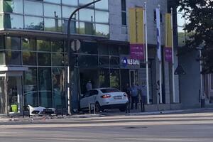 Udes u centru Podgorice, vozilo završilo u zgradi NLB banke