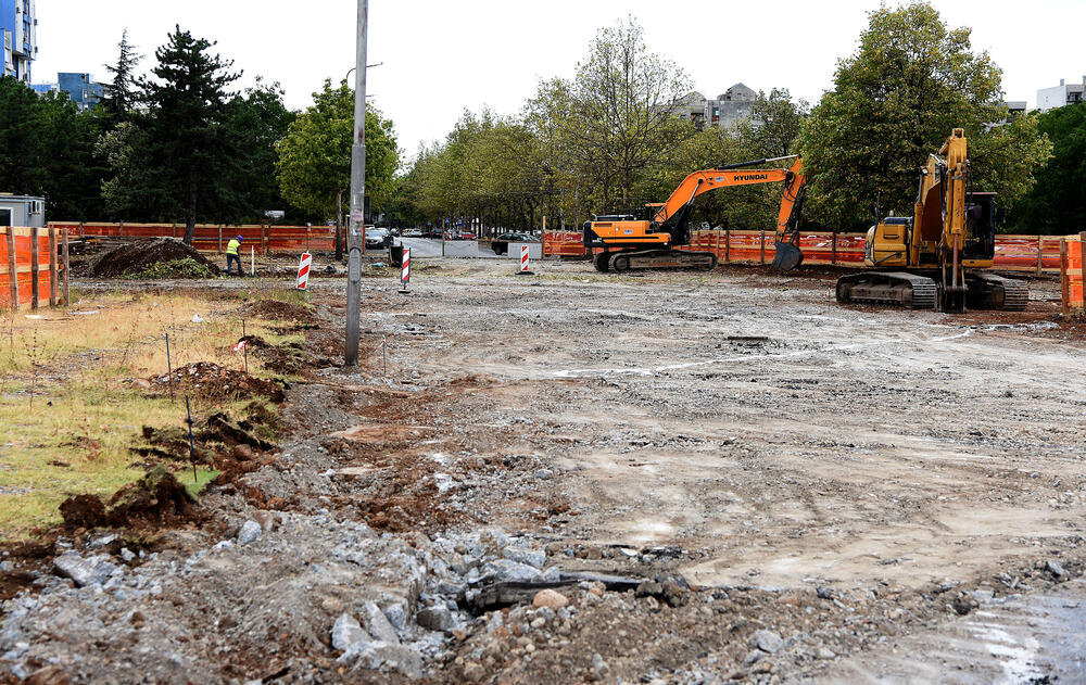 <p>Izgradnja kružnog toka između Bloka pet i šest počela je prije nekoliko dana, a predviđeno je da bude završen u novembru</p>