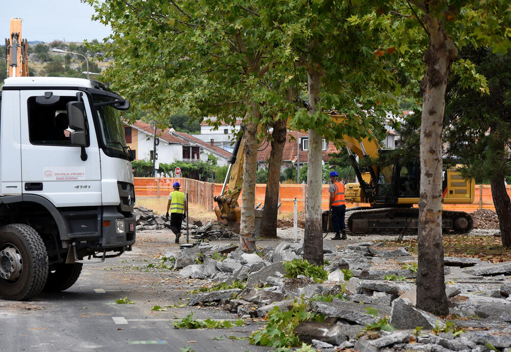 <p>Izgradnja kružnog toka između Bloka pet i šest počela je prije nekoliko dana, a predviđeno je da bude završen u novembru</p>