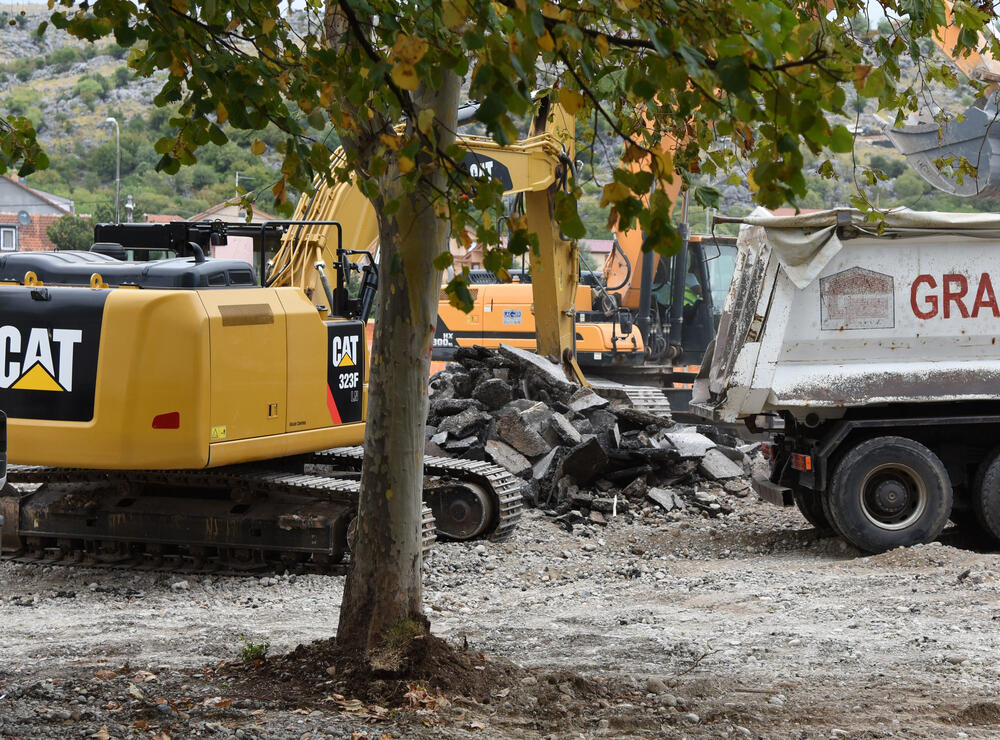 <p>Izgradnja kružnog toka između Bloka pet i šest počela je prije nekoliko dana, a predviđeno je da bude završen u novembru</p>