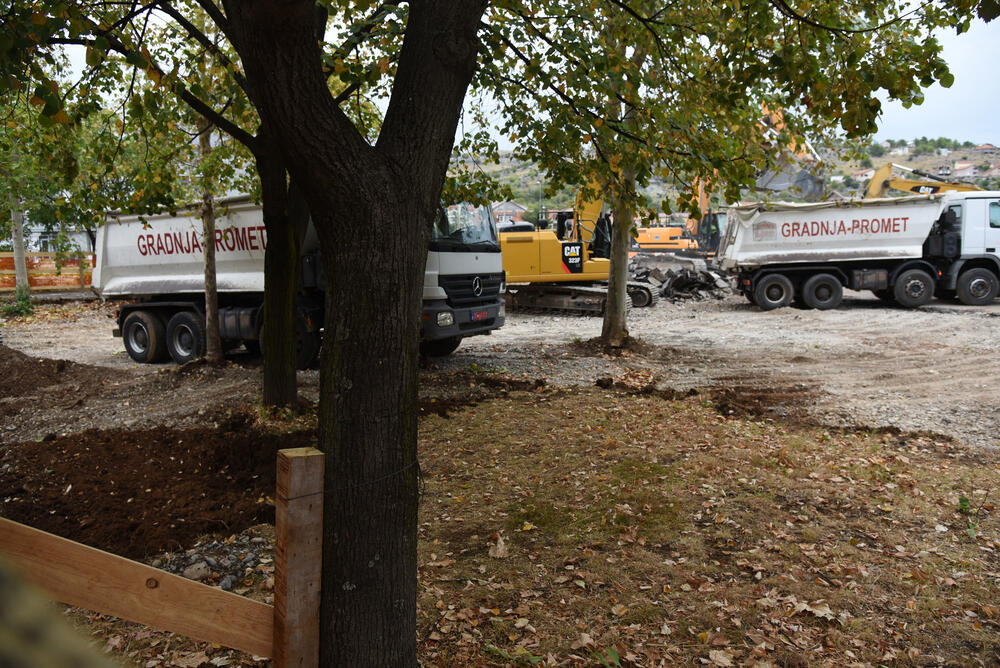 <p>Izgradnja kružnog toka između Bloka pet i šest počela je prije nekoliko dana, a predviđeno je da bude završen u novembru</p>